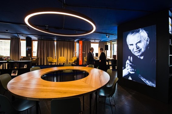 Inaugurada em Brno, a Biblioteca Milan Kundera festeja o retorno simbólico do escritor à sua terra natal