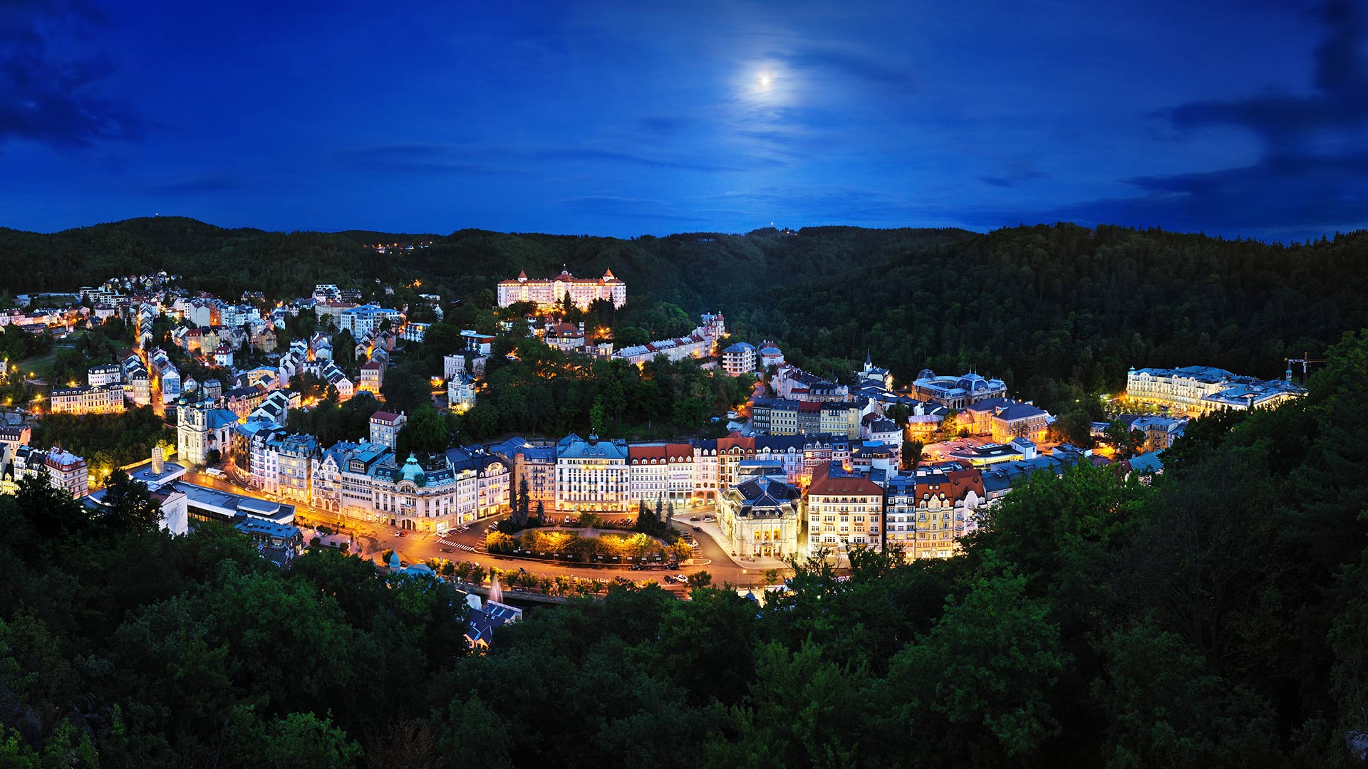Vista nocturna de Karlovy Vary