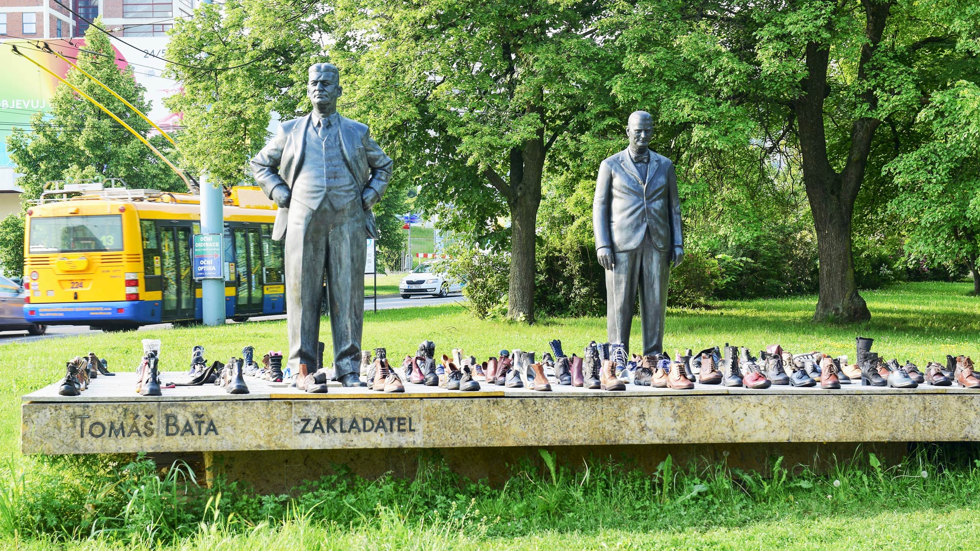 Escultura de los hermanos Bata en Zlín.