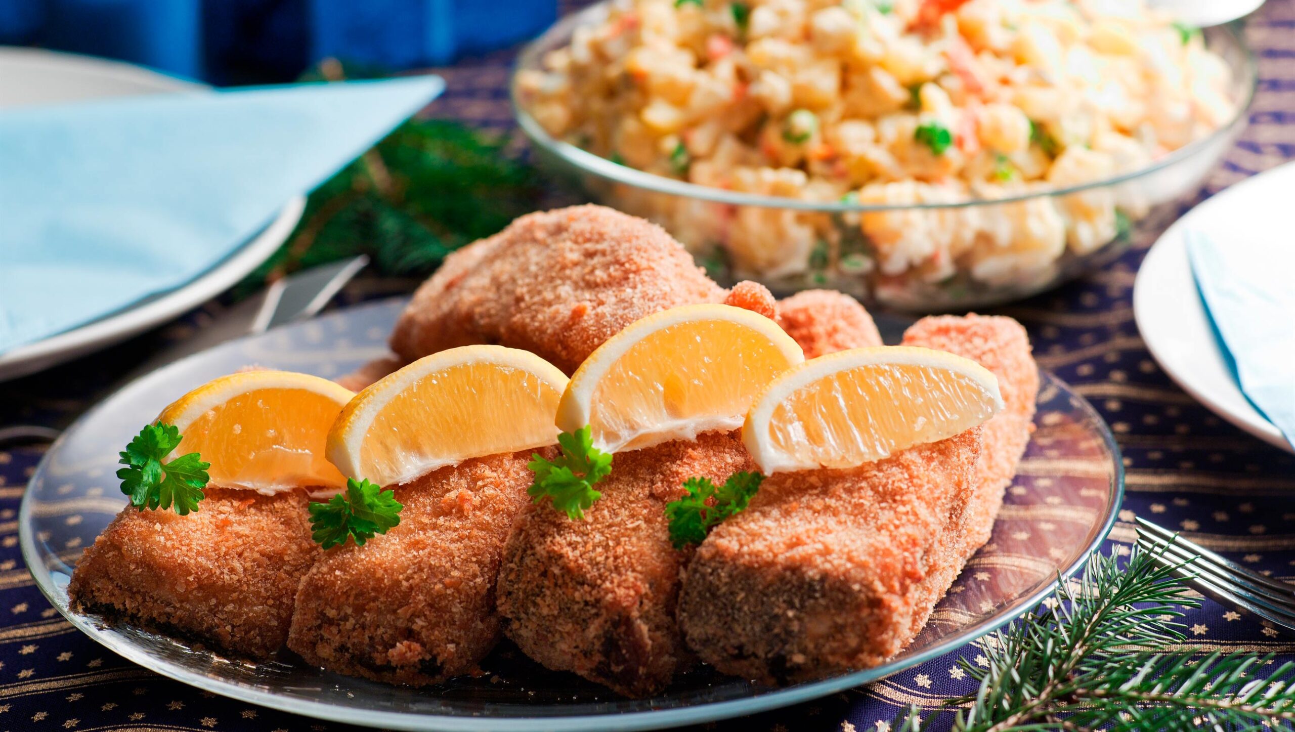 Carpa frita y ensalada de patatas