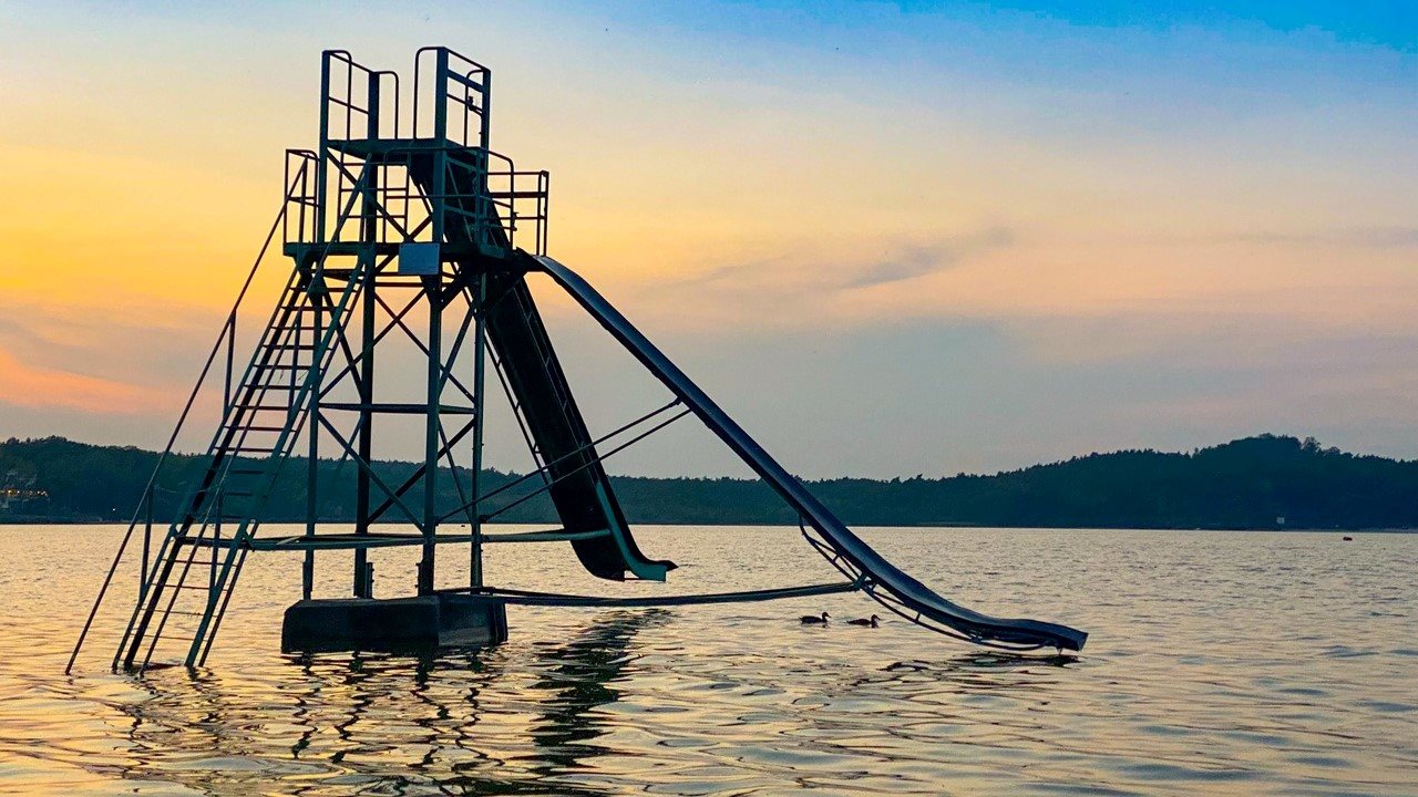 Tobogan en el lago macha al atardecer